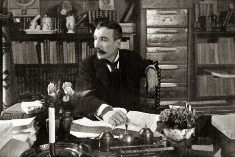 Eça de Queiroz, photographiée sur son bureau