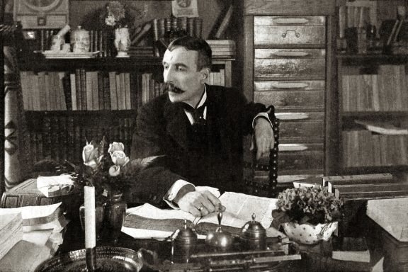 Eça de Queiroz, fotografiada en su escritorio