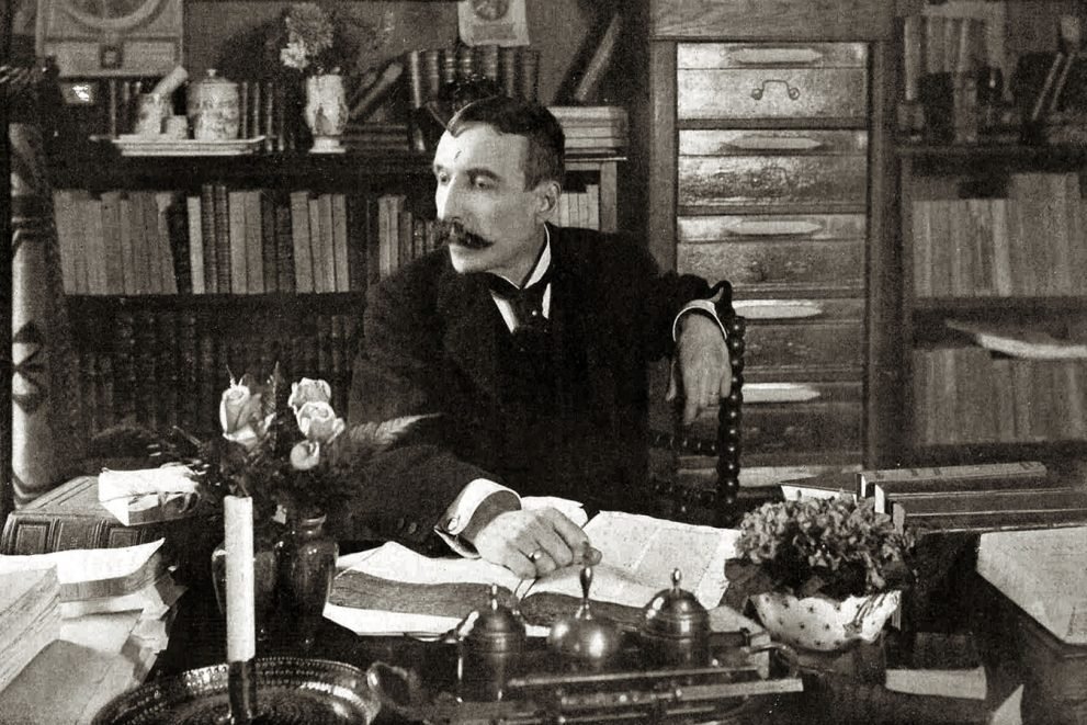 Eça de Queiroz, fotografato sulla sua scrivania