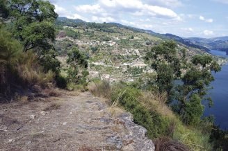 Camino antiguo con trazado romano en el lugar de Aguincheiras - Baião